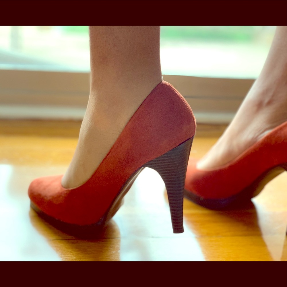 sz 10 Pumps in a rust color!